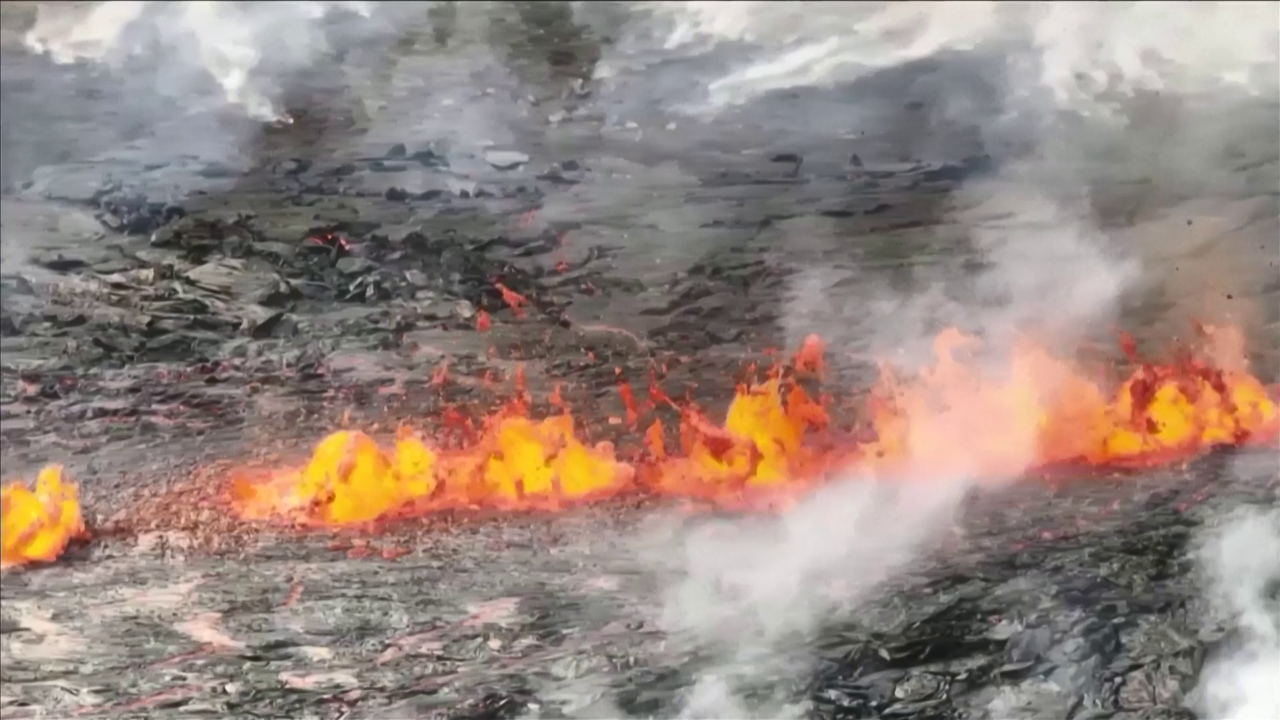 FOTO / Mrekullia e frikshme, lava rrjedh lumë 50 km larg Rejkjavikut