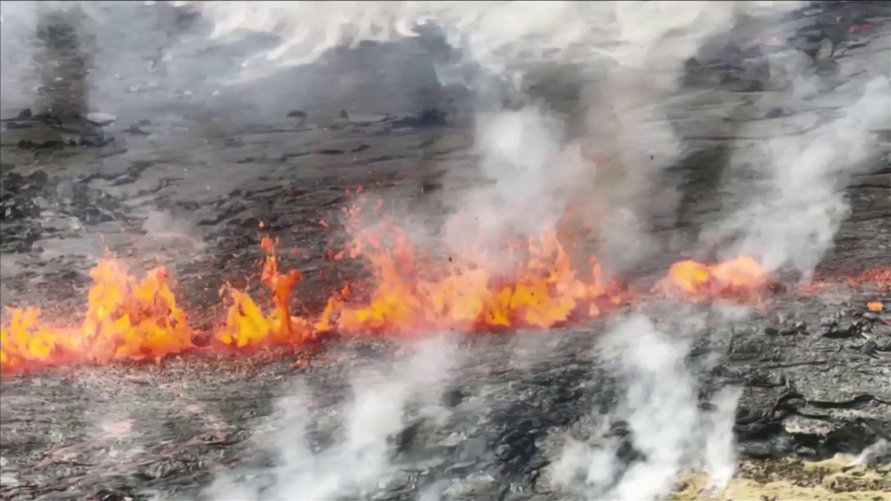 FOTO / Mrekullia e frikshme, lava rrjedh lumë 50 km larg Rejkjavikut