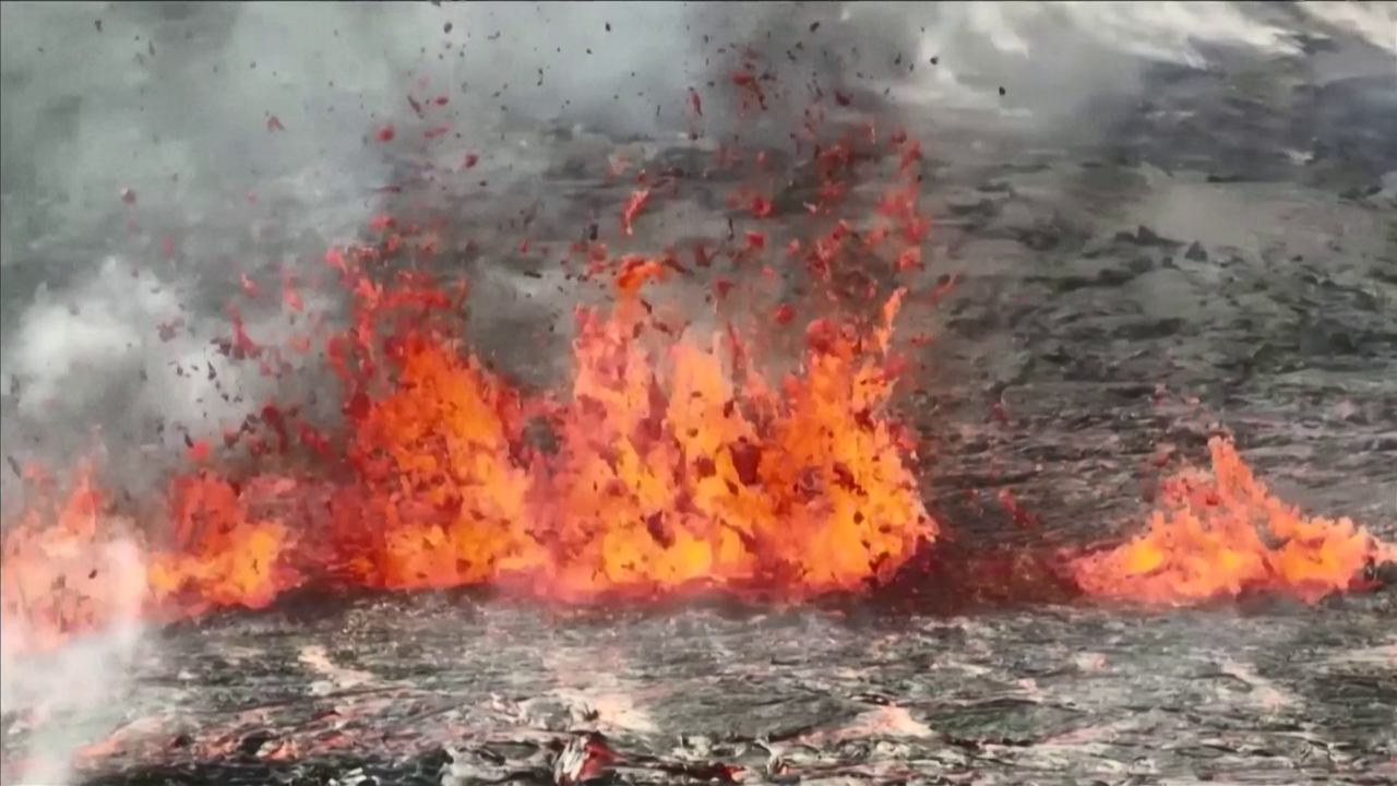 FOTO / Mrekullia e frikshme, lava rrjedh lumë 50 km larg Rejkjavikut