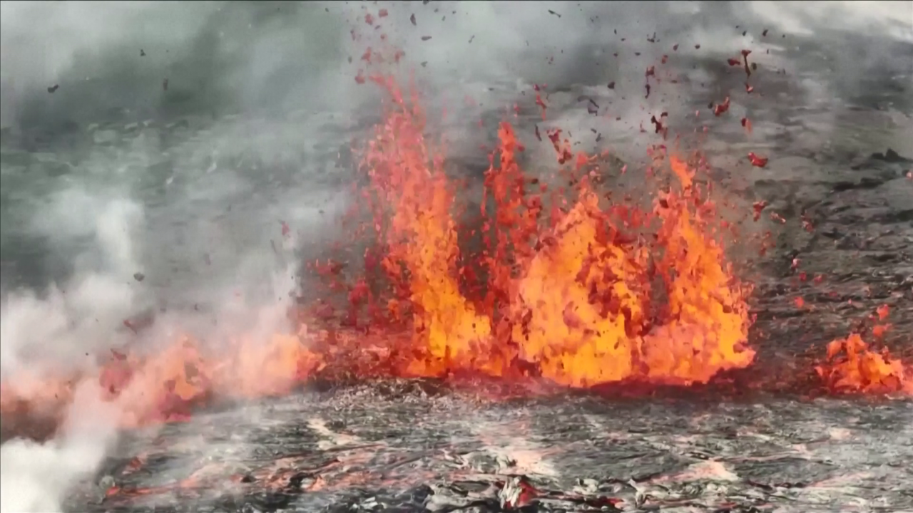 FOTO / Mrekullia e frikshme, lava rrjedh lumë 50 km larg Rejkjavikut