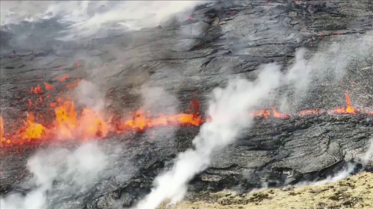 FOTO / Mrekullia e frikshme, lava rrjedh lumë 50 km larg Rejkjavikut