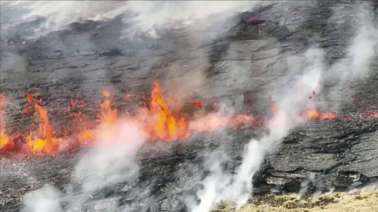 FOTO / Mrekullia e frikshme, lava rrjedh lumë 50 km larg Rejkjavikut