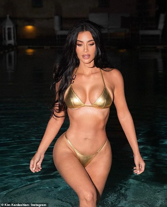 FOTO/ Kim Kardashian shëtit natën me biçikletë e veshur me bikini