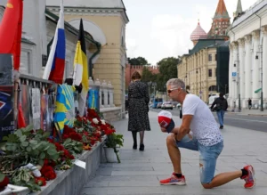 FOTOT/ Mbështetësit e Prigozhin, homazhe në memorialet e improvizuara në Shën Petersburg dhe Moskë