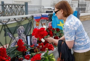 FOTOT/ Mbështetësit e Prigozhin, homazhe në memorialet e improvizuara në Shën Petersburg dhe Moskë