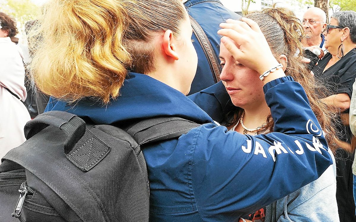 Expulsée ce matin à Lanester, la famille Hamzaj a décollé de Rennes pour  Tirana [Vidéo] | Le Télégramme