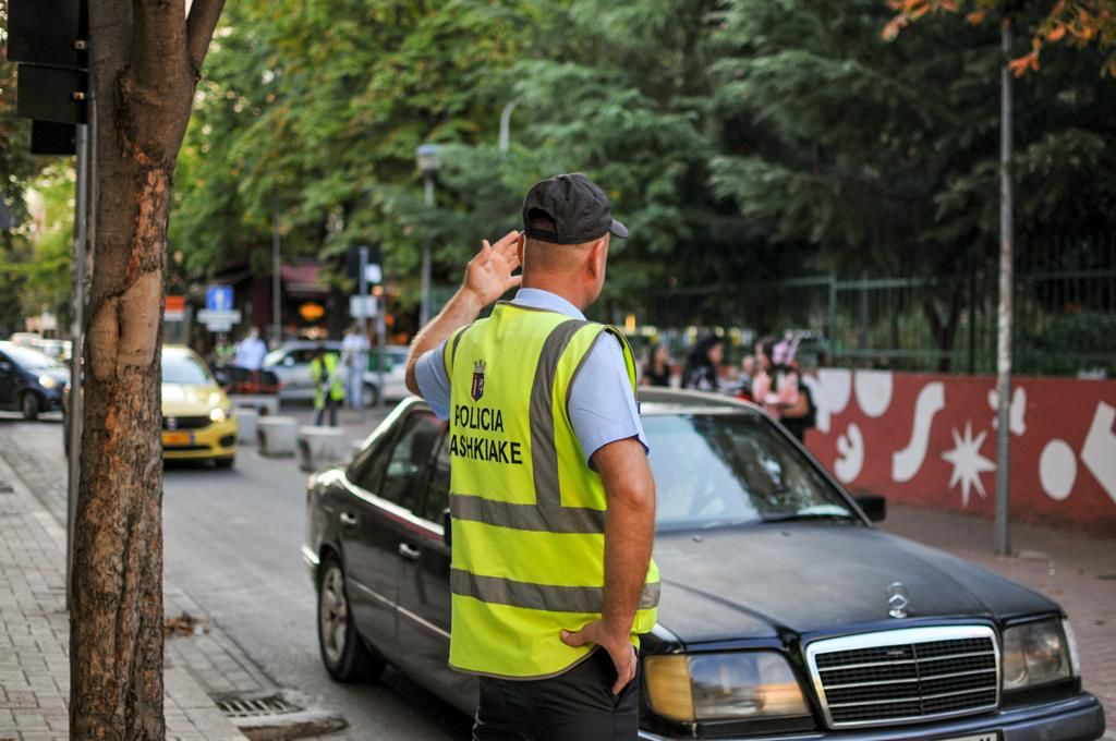 Nis pa probleme dita e parë e shkollës në Tiranë, Policia Bashkiake dhe ajo e Shtetit ndihmon nxënësit