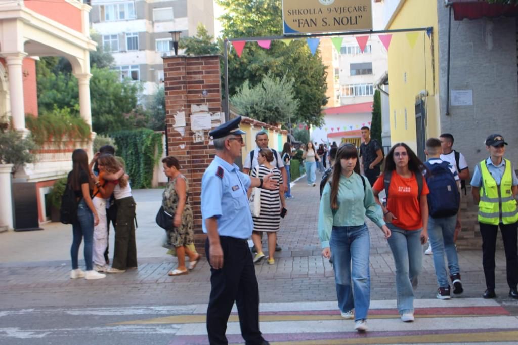 Nis pa probleme dita e parë e shkollës në Tiranë, Policia Bashkiake dhe ajo e Shtetit ndihmon nxënësit