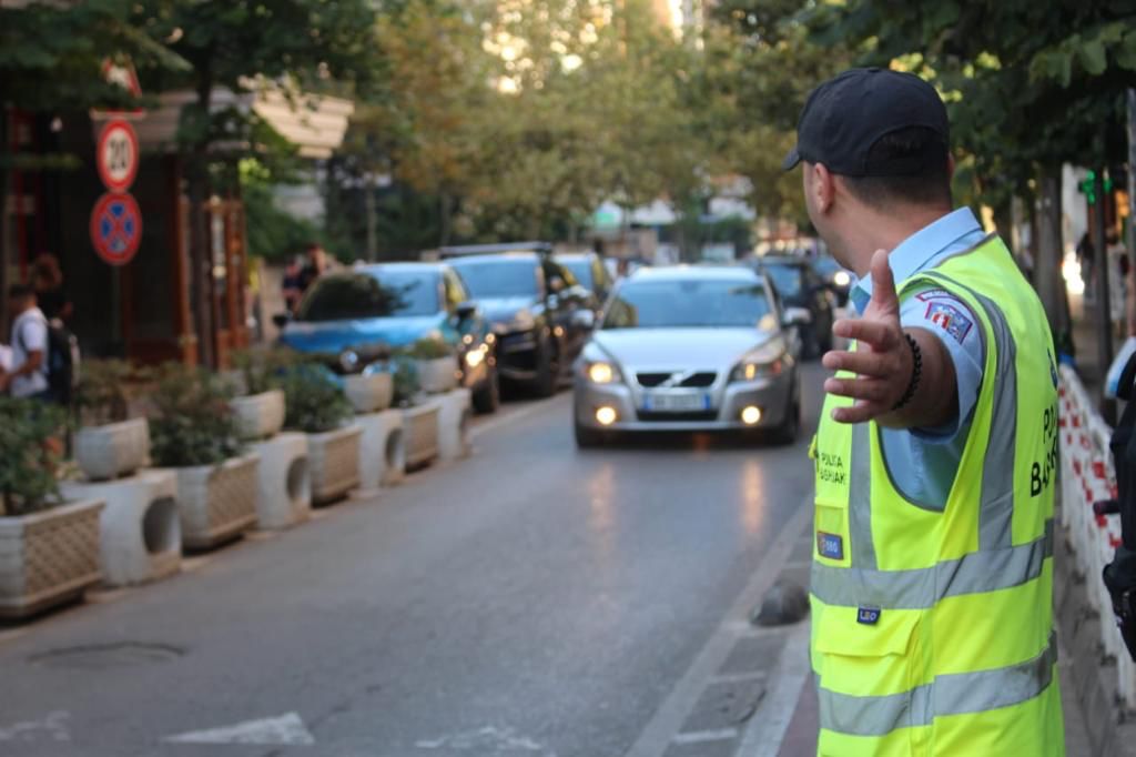 Nis pa probleme dita e parë e shkollës në Tiranë, Policia Bashkiake dhe ajo e Shtetit ndihmon nxënësit