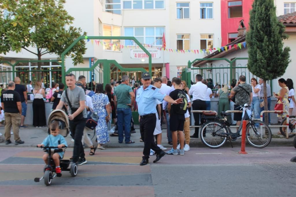 Nis pa probleme dita e parë e shkollës në Tiranë, Policia Bashkiake dhe ajo e Shtetit ndihmon nxënësit