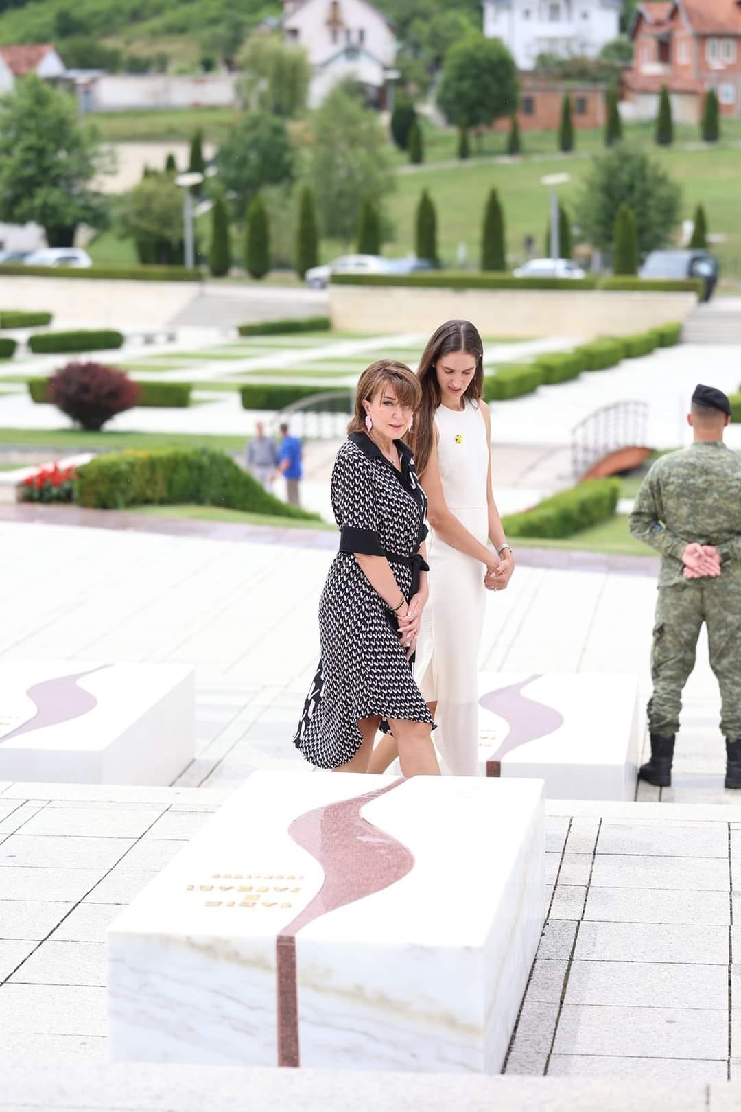 May be an image of 4 people, the Tomb of the Unknown Soldier and text