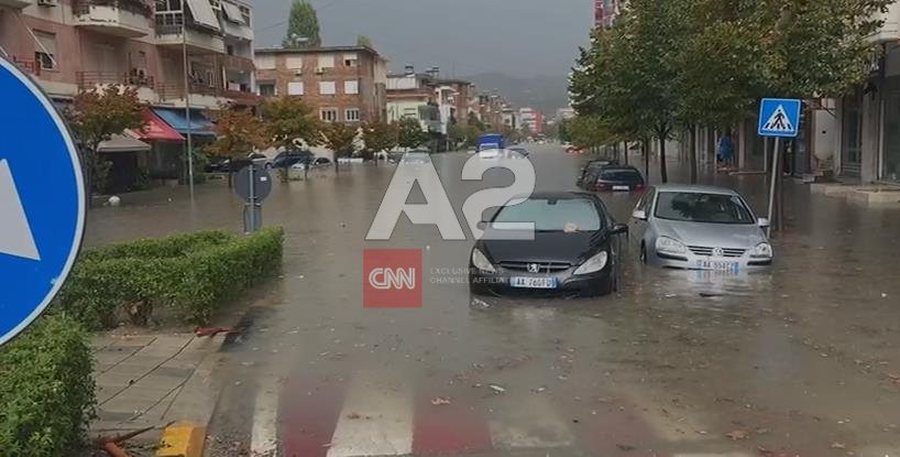 Vlora në kolaps total, shiu përmbyt rrugët, spitalin dhe