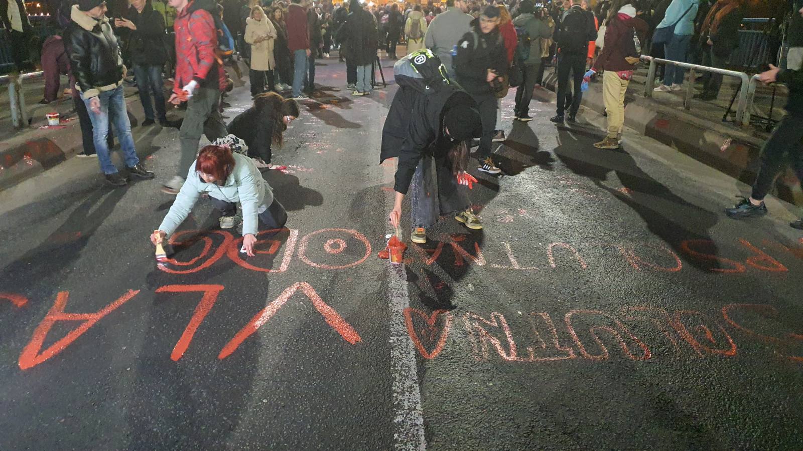 UŽIVO Blokada Varadinskog mosta zbog tragedije u Novom Sadu: Vučević najavio još ostavki, aktivistkinje puštene iz pritvora, Ješić se predao policiji, građani poručuju "odgovaraćete" (VIDEO, FOTO) 5